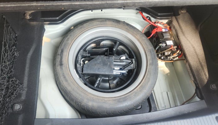 2015 Mercedes Benz E Class E 200 Avantgarde, Petrol, Automatic, 33,511 km, Spare Tyre