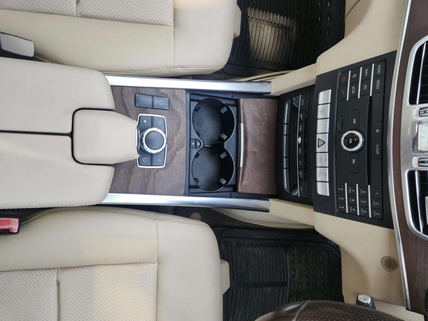 2015 Mercedes Benz E Class E 200 Avantgarde, Petrol, Automatic, 33,511 km, Gear Lever