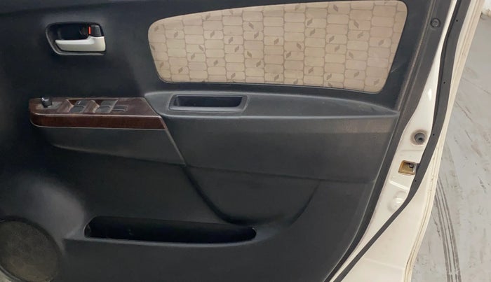 2016 Maruti Wagon R 1.0 VXI (O) AMT, CNG, Automatic, 99,735 km, Driver Side Door Panels Control