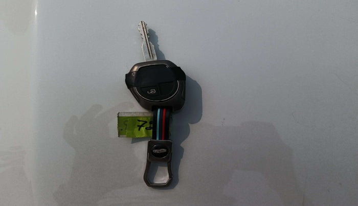 2022 Maruti Vitara Brezza LXI, Petrol, Manual, 78,057 km, Key Close Up