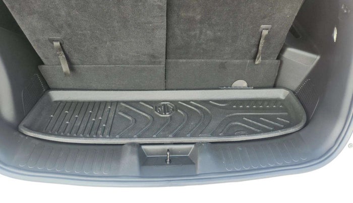 2024 MG HECTOR PLUS SAVVY PRO 1.5 TURBO CVT 7 STR, Petrol, Automatic, 14,063 km, Boot Inside