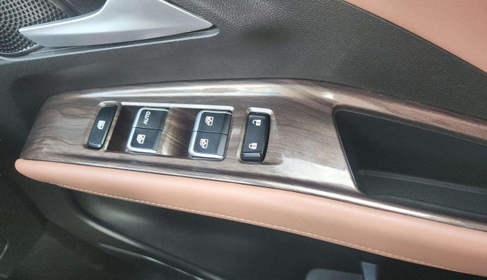 2024 MG HECTOR PLUS SAVVY PRO 1.5 TURBO CVT 7 STR, Petrol, Automatic, 14,063 km, Driver Side Door Panels Control