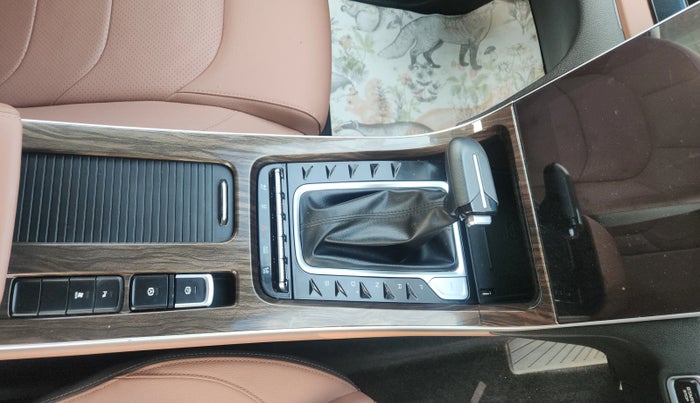 2024 MG HECTOR PLUS SAVVY PRO 1.5 TURBO CVT 7 STR, Petrol, Automatic, 14,063 km, Gear Lever