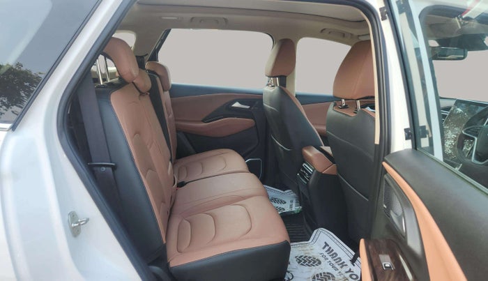 2024 MG HECTOR PLUS SAVVY PRO 1.5 TURBO CVT 7 STR, Petrol, Automatic, 14,063 km, Right Side Rear Door Cabin