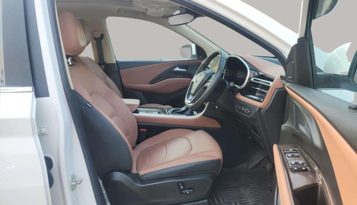 2024 MG HECTOR PLUS SAVVY PRO 1.5 TURBO CVT 7 STR, Petrol, Automatic, 14,063 km, Right Side Front Door Cabin