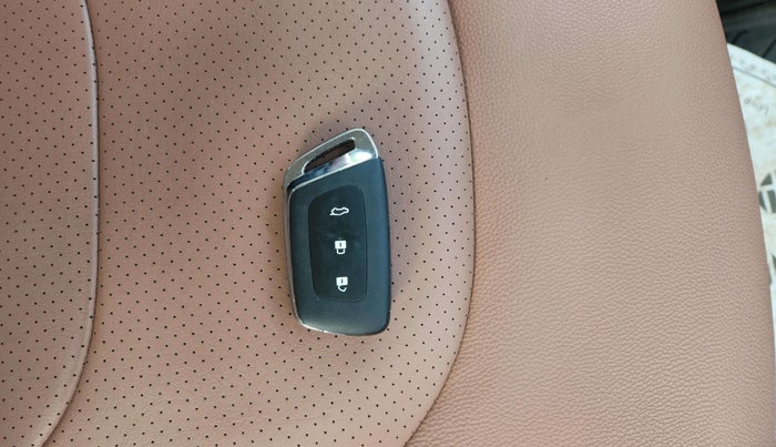 2024 MG HECTOR PLUS SAVVY PRO 1.5 TURBO CVT 7 STR, Petrol, Automatic, 14,063 km, Key Close Up