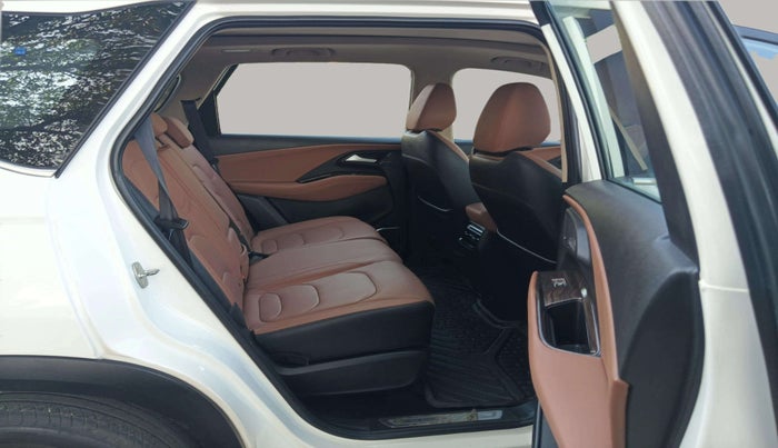 2023 MG HECTOR PLUS SAVVY PRO 1.5 TURBO CVT 7 STR, Petrol, Automatic, 19,282 km, Right Side Rear Door Cabin