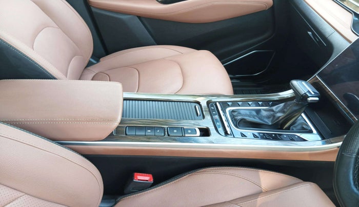 2023 MG HECTOR PLUS SAVVY PRO 1.5 TURBO CVT 7 STR, Petrol, Automatic, 19,282 km, Gear Lever