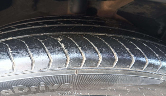 2023 MG HECTOR PLUS SAVVY PRO 1.5 TURBO CVT 7 STR, Petrol, Automatic, 19,282 km, Right Front Tyre Tread