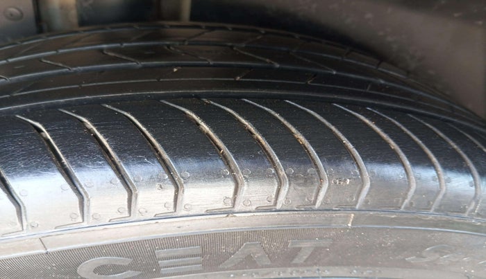 2023 MG HECTOR PLUS SAVVY PRO 1.5 TURBO CVT 7 STR, Petrol, Automatic, 19,282 km, Left Front Tyre Tread