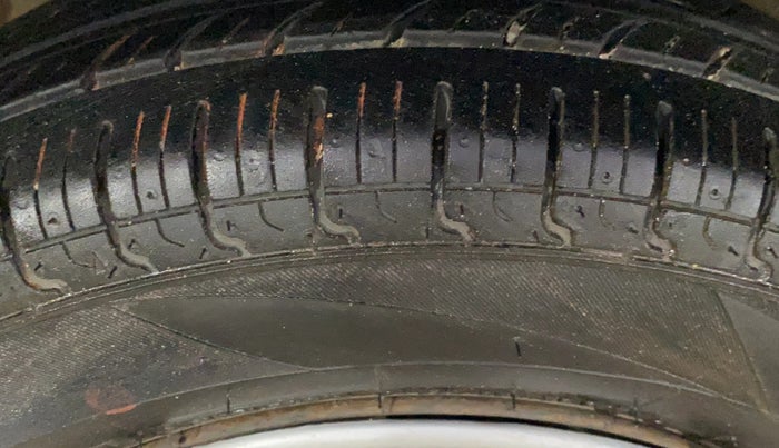 2017 Maruti Alto 800 LXI, Petrol, Manual, 82,227 km, Left Front Tyre Tread