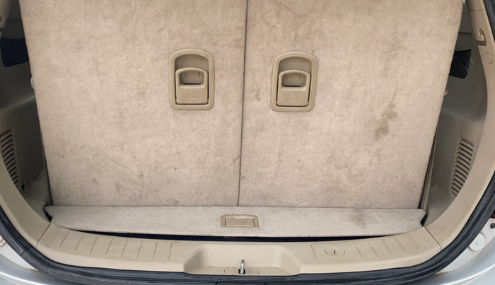 2017 Mahindra XUV500 W6 AT, Diesel, Automatic, 1,01,564 km, Boot Inside