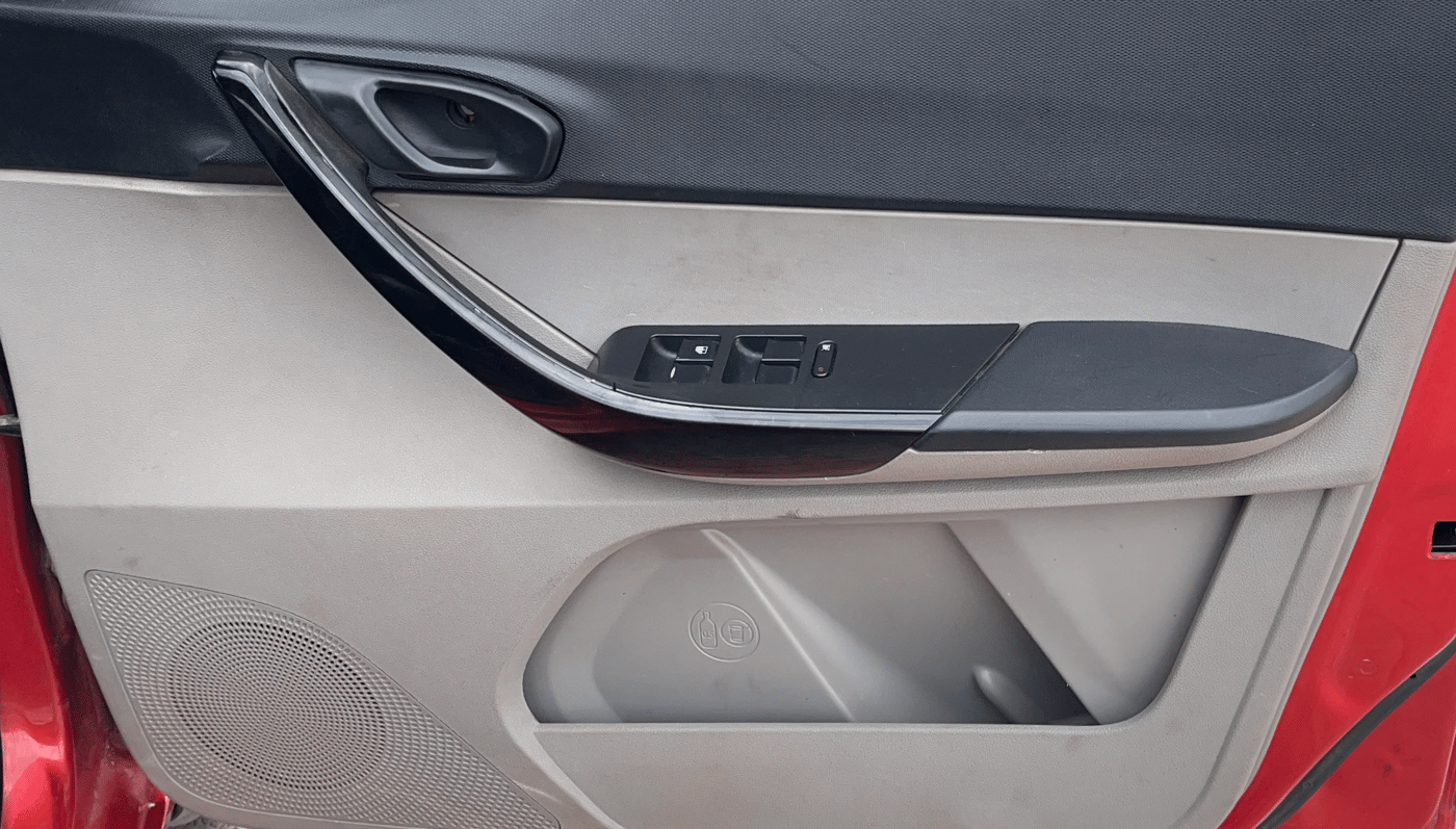 2018 Tata Tiago XT PETROL, Petrol, Manual, 66,030 km, Driver Side Door Panels Control