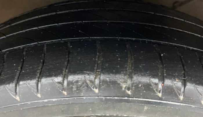 2018 Maruti Ciaz ALPHA 1.5 SHVS PETROL, Petrol, Manual, 68,462 km, Right Front Tyre Tread