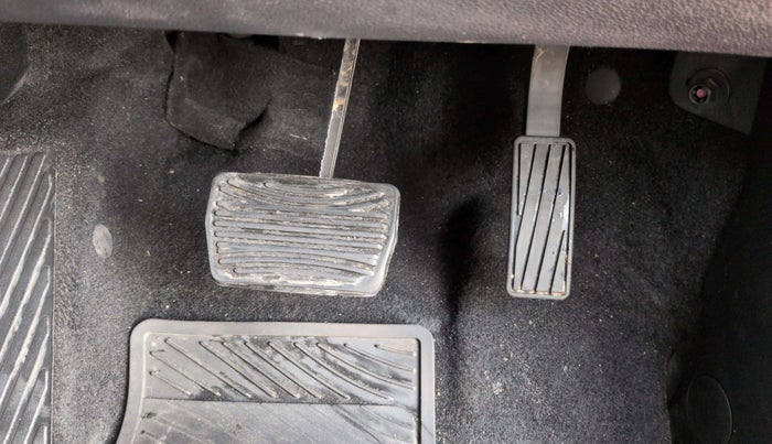 2022 Mahindra XUV700 AX 5 P AT 5 STR, Petrol, Automatic, 45,020 km, Pedals