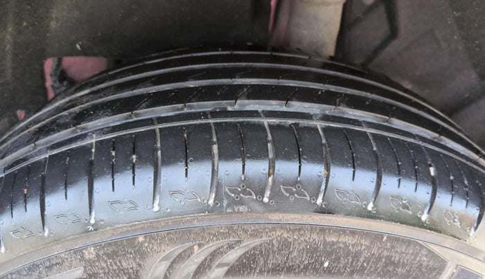 2022 Mahindra XUV700 AX 5 P AT 5 STR, Petrol, Automatic, 45,020 km, Left Rear Tyre Tread