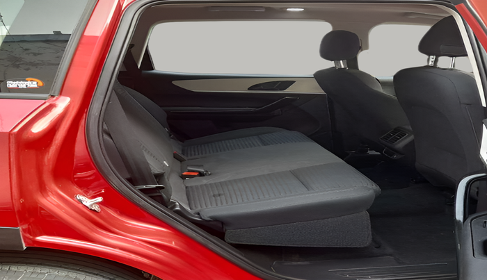 2022 Mahindra XUV700 AX 5 P AT 5 STR, Petrol, Automatic, 45,020 km, Right Side Rear Door Cabin