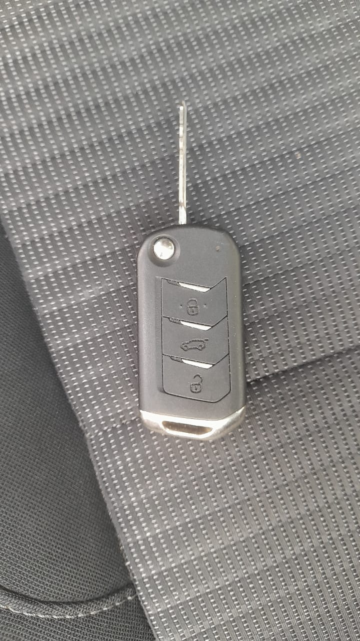 2022 Mahindra XUV700 AX 5 P AT 5 STR, Petrol, Automatic, 45,020 km, Key Close Up