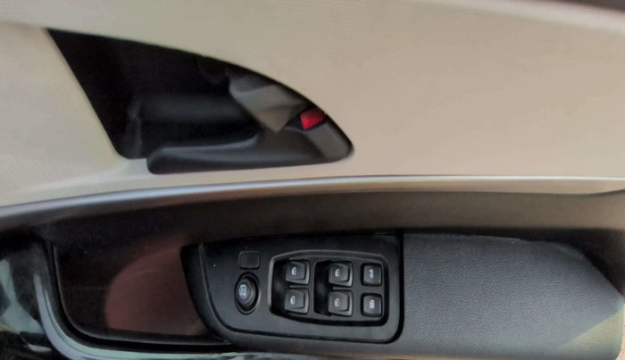 2022 Mahindra XUV700 AX 5 P AT 5 STR, Petrol, Automatic, 45,020 km, Driver Side Door Panels Control