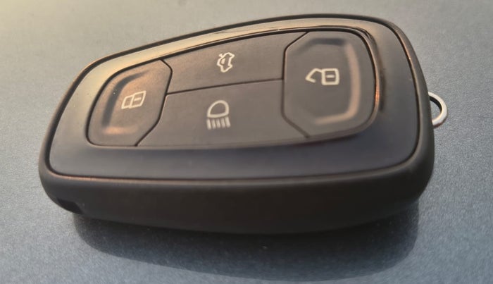 2022 Tata ALTROZ XT PETROL, Petrol, Manual, 1,01,013 km, Key Close Up