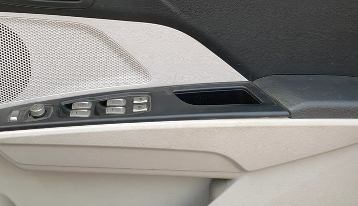 2020 Mahindra XUV300 W6 1.2 PETROL, Petrol, Manual, 57,600 km, Driver Side Door Panels Control