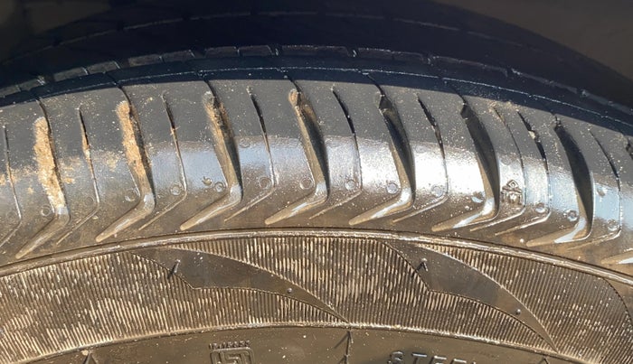 2019 Maruti Ciaz ALPHA 1.5 SHVS PETROL, Petrol, Manual, 96,651 km, Left Front Tyre Tread