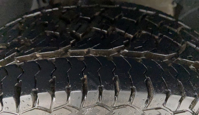 2016 Nissan Terrano XL PLUS 85 PS DEISEL, Diesel, Manual, Right Front Tyre Tread