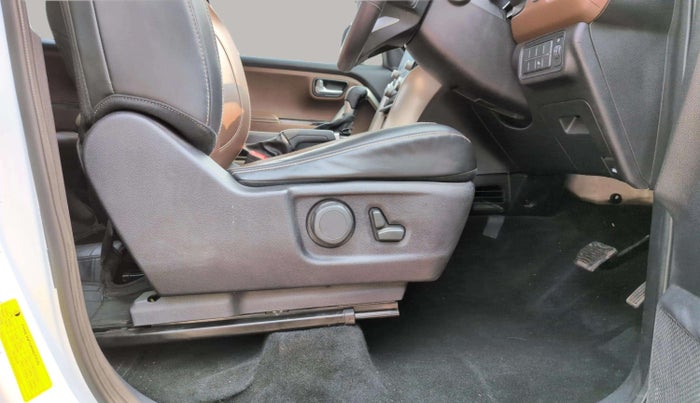 2023 Mahindra SCORPIO-N Z8 L DIESEL AT 2WD 7 STR, Diesel, Automatic, 43,965 km, Driver Side Adjustment Panel