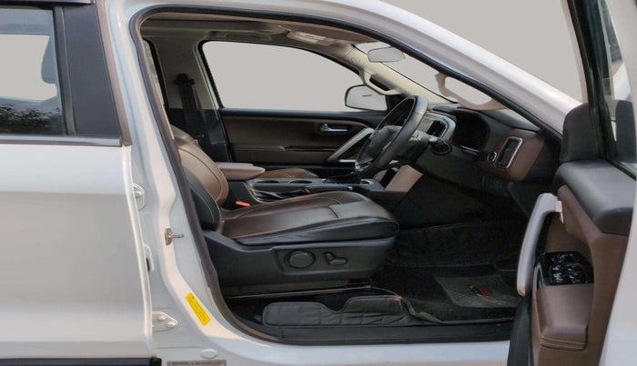 2023 Mahindra SCORPIO-N Z8 L DIESEL AT 2WD 7 STR, Diesel, Automatic, 43,965 km, Right Side Front Door Cabin