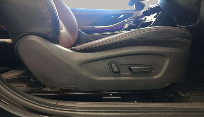 2024 Hyundai ALCAZAR PLATINUM(O) 7STR 1.5 AT, Diesel, Automatic, 26,551 km, Driver Side Adjustment Panel