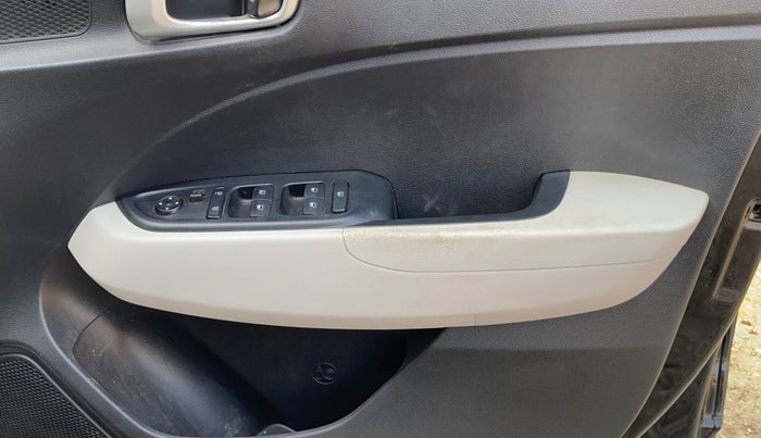 2024 Hyundai VENUE SX (O) 1.0 TURBO DCT DUAL TONE, Petrol, Automatic, 16,890 km, Driver Side Door Panels Control