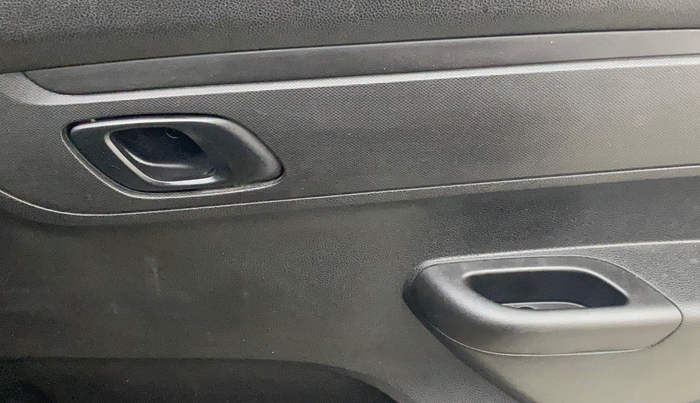 2017 Renault Kwid RXT 1.0 AMT, Petrol, Automatic, 74,551 km, Driver Side Door Panels Control