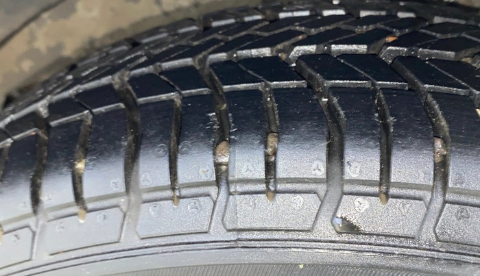 2013 Ford Figo ZXI 1.4 DIESEL, Diesel, Manual, 1,35,833 km, Right Front Tyre Tread