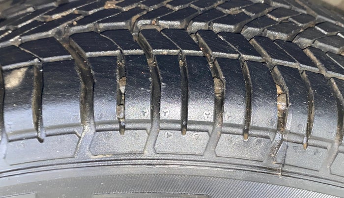 2013 Ford Figo ZXI 1.4 DIESEL, Diesel, Manual, 1,35,833 km, Left Front Tyre Tread