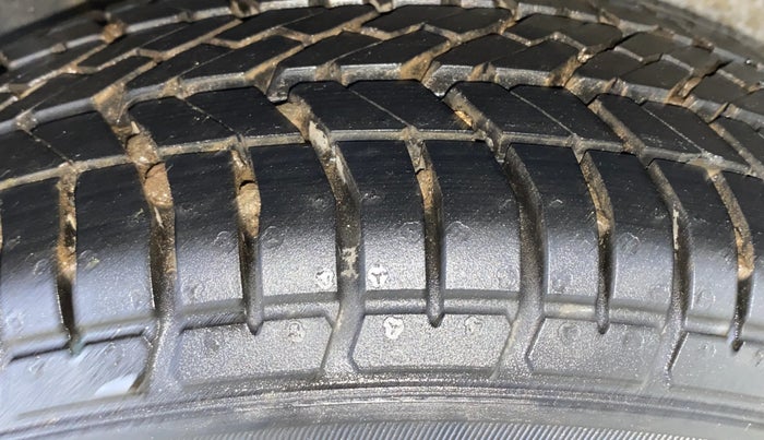 2013 Ford Figo ZXI 1.4 DIESEL, Diesel, Manual, 1,35,833 km, Right Rear Tyre Tread