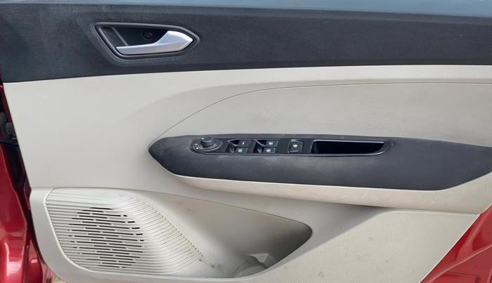 2020 Renault TRIBER RXZ AMT, Petrol, Automatic, 32,819 km, Driver Side Door Panels Control