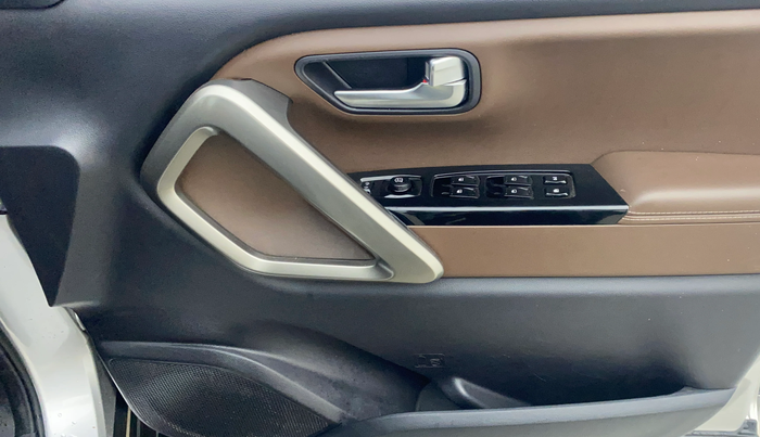 2023 Mahindra SCORPIO-N Z8 PETROL AT 7 STR, Petrol, Automatic, 25,348 km, Driver Side Door Panels Control