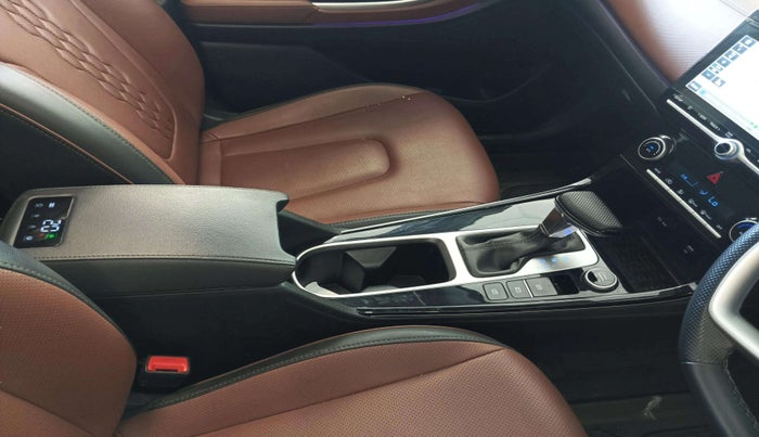 2024 Hyundai ALCAZAR PLATINUM(O) 7STR 1.5 AT, Diesel, Automatic, 26,551 km, Gear Lever