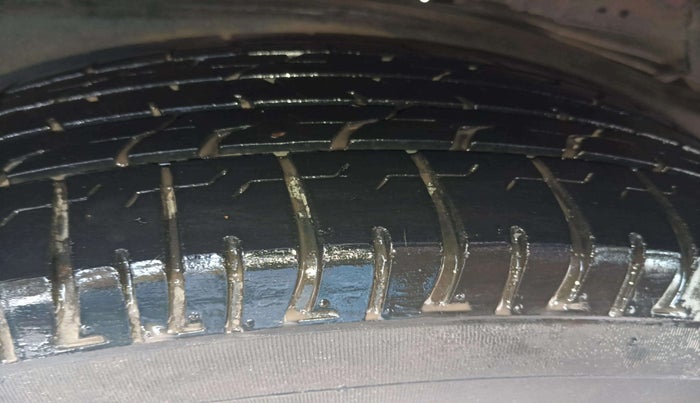 2016 Toyota Innova Crysta 2.4 VX 8 STR, Diesel, Manual, 79,766 km, Left Front Tyre Tread