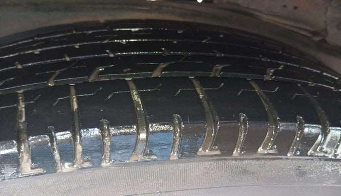 2016 Toyota Innova Crysta 2.4 VX 8 STR, Diesel, Manual, 79,766 km, Left Rear Tyre Tread