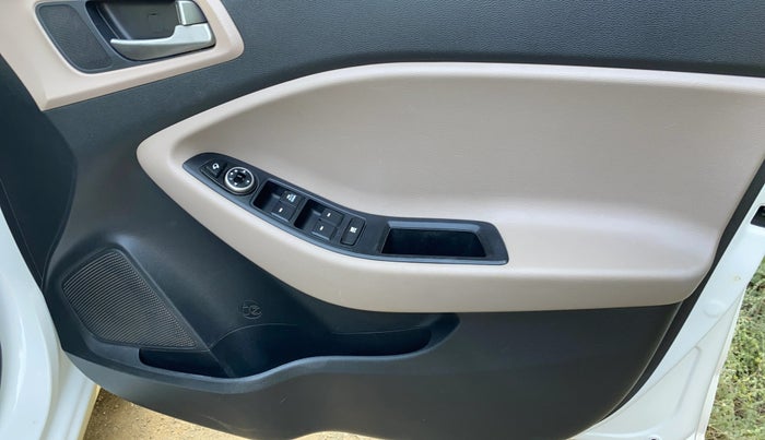 2017 Hyundai Elite i20 SPORTZ 1.2, Petrol, Manual, 68,116 km, Driver Side Door Panels Control