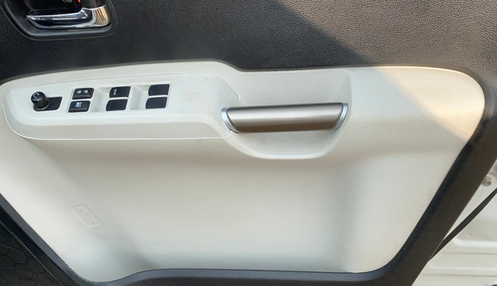2018 Maruti IGNIS DELTA 1.2, CNG, Manual, 39,817 km, Driver Side Door Panels Control