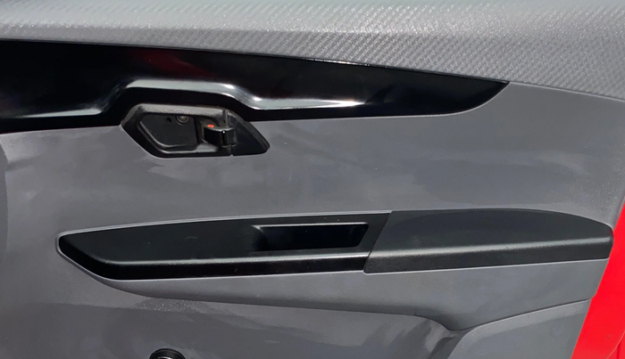 2018 Mahindra KUV 100 NXT K2 P 6 STR, CNG, Manual, 17,112 km, Driver Side Door Panels Control