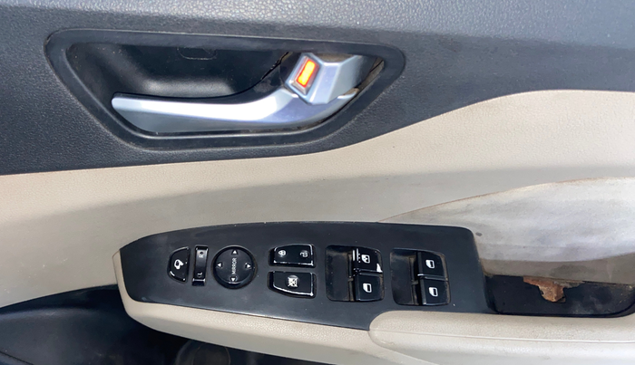 2018 Hyundai Verna 1.6 VTVT SX, Petrol, Manual, 75,000 km, Driver Side Door Panels Control