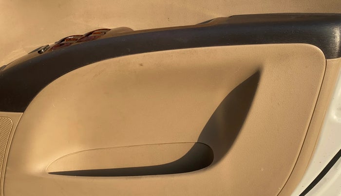 2013 Hyundai i10 MAGNA 1.1, CNG, Manual, 80,438 km, Driver Side Door Panels Control