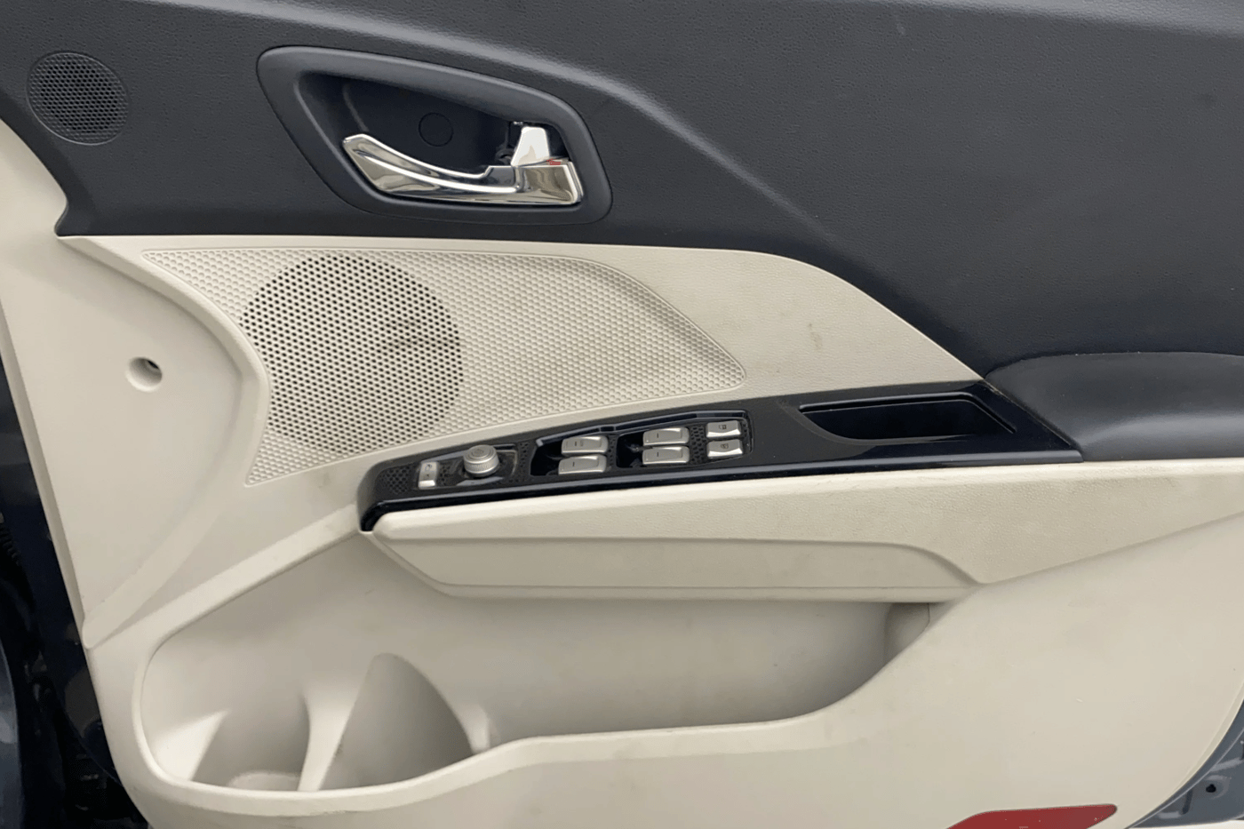 2024 Mahindra XUV300 W8 (O) 1.2 PETROL AMT, Petrol, Automatic, 17,821 km, Driver Side Door Panels Control