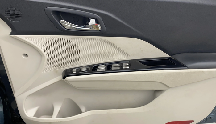 2024 Mahindra XUV300 W8 (O) 1.2 PETROL AMT, Petrol, Automatic, 17,792 km, Driver Side Door Panels Control