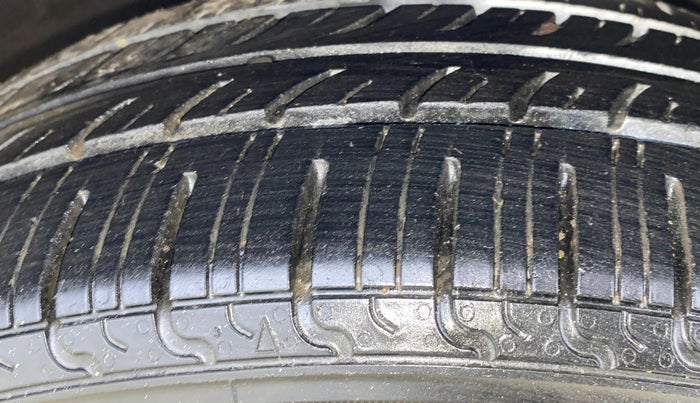 2015 Maruti Ertiga VXI, CNG, Manual, 77,466 km, Right Front Tyre Tread