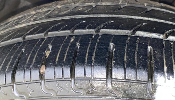 2015 Maruti Ertiga VXI, CNG, Manual, 77,466 km, Left Front Tyre Tread