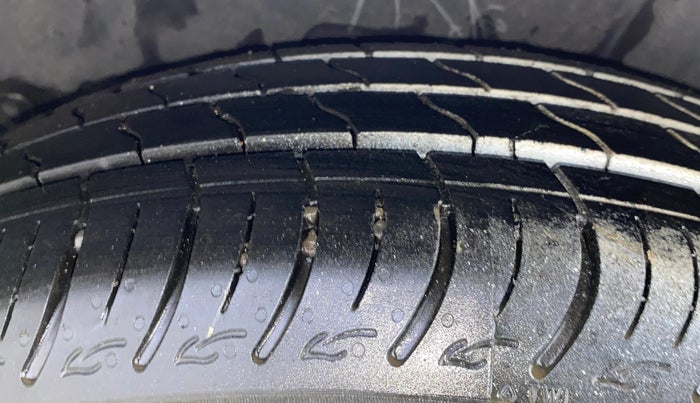 2015 Maruti Ertiga VXI, CNG, Manual, 77,466 km, Left Rear Tyre Tread